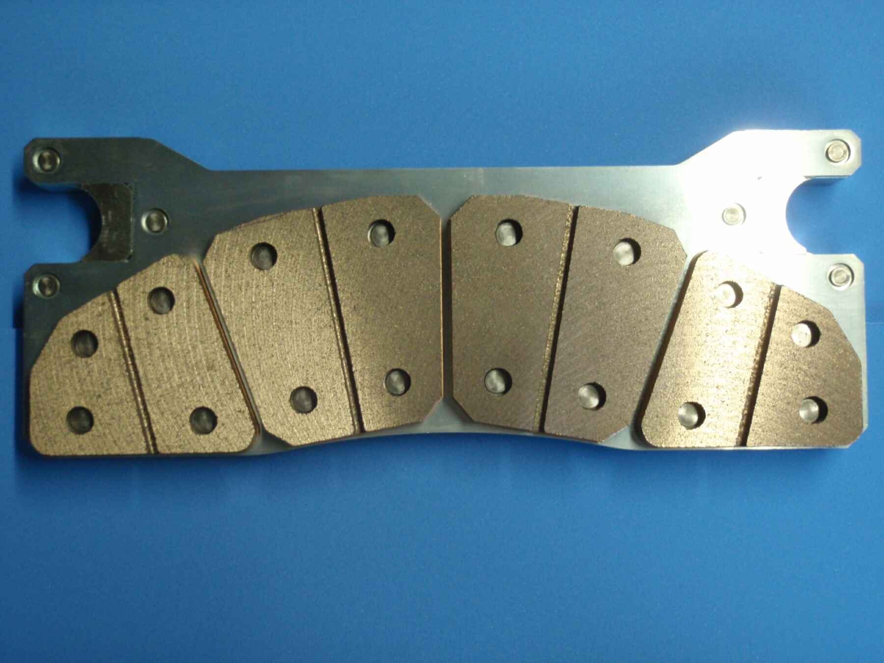 Sintered brake lining for high-speed railway vehicles on conventional lines